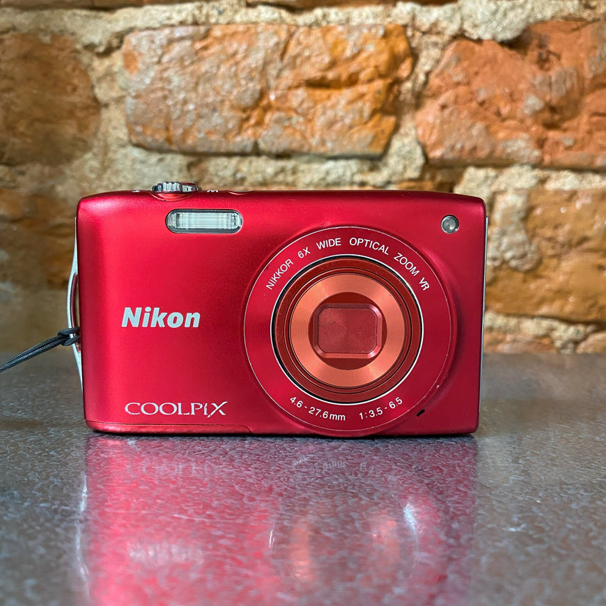 Nikon Coolpix S3300 красный цифровой фотоаппарат