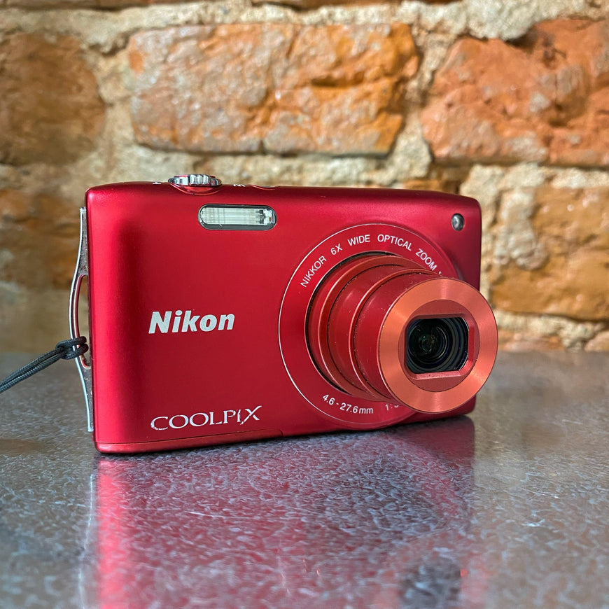 Nikon Coolpix S3300 красный цифровой фотоаппарат