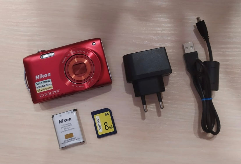 Nikon Coolpix S3200 красный цифровой фотоаппарат