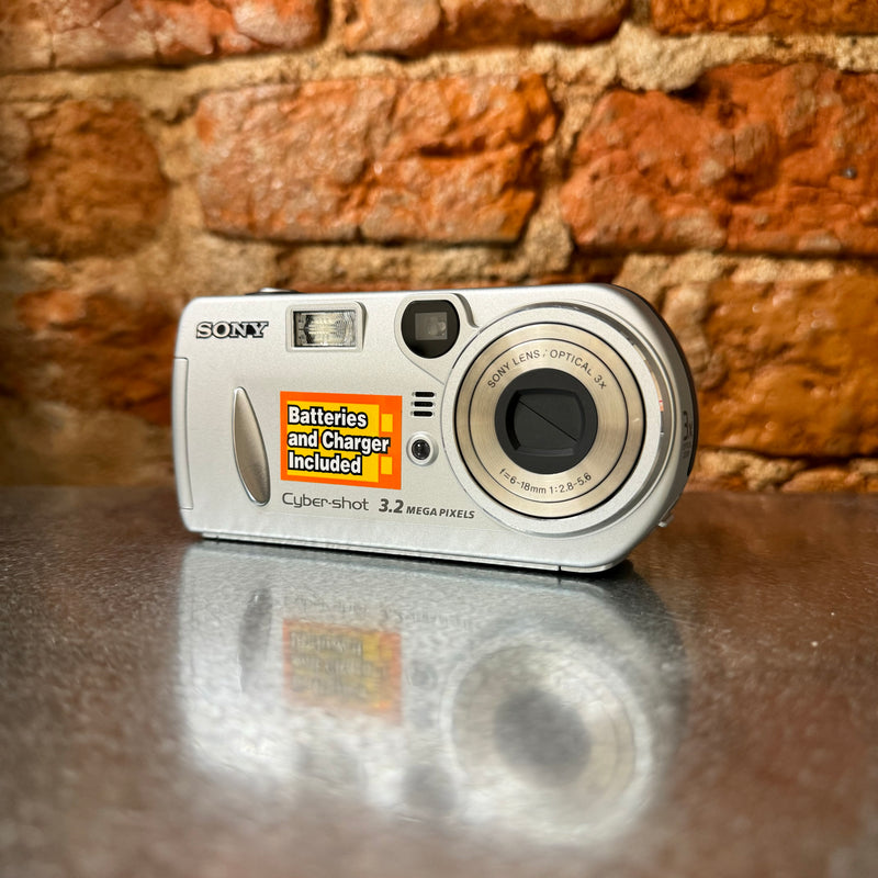 SONY Cyber-shot DSC-P72 コンパクトデジタルカメラ Sony Cyber-shot DSC-P72 3.2MP Digital Camera - Silver for