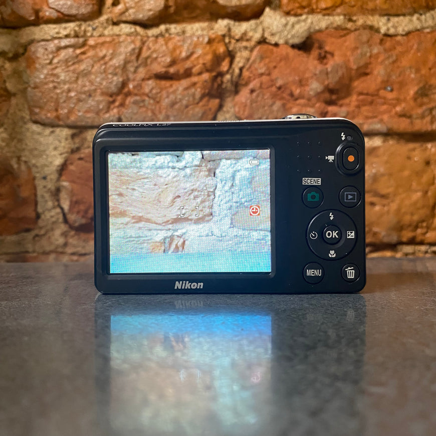 Nikon Coolpix L27 белый цифровой фотоаппарат