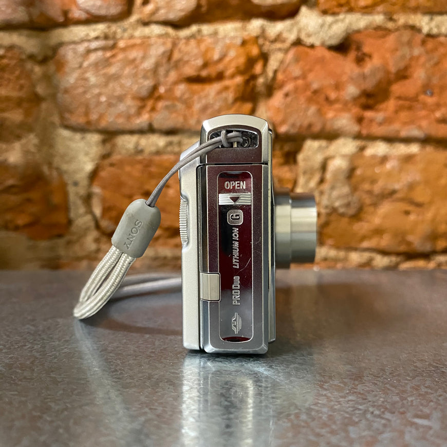Sony Cyber-Shot DSC-W80 серебро цифровой фотоаппарат