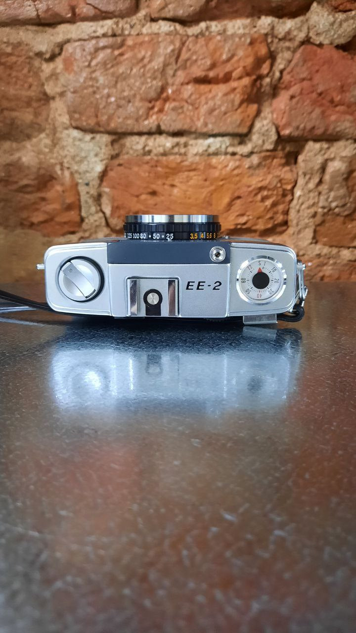 Полукадровый Olympus Pen EE-2 пленочный фотоаппарат