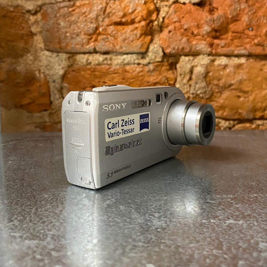 Sony Cyber-Shot DSC-P100 цифровой фотоаппарат