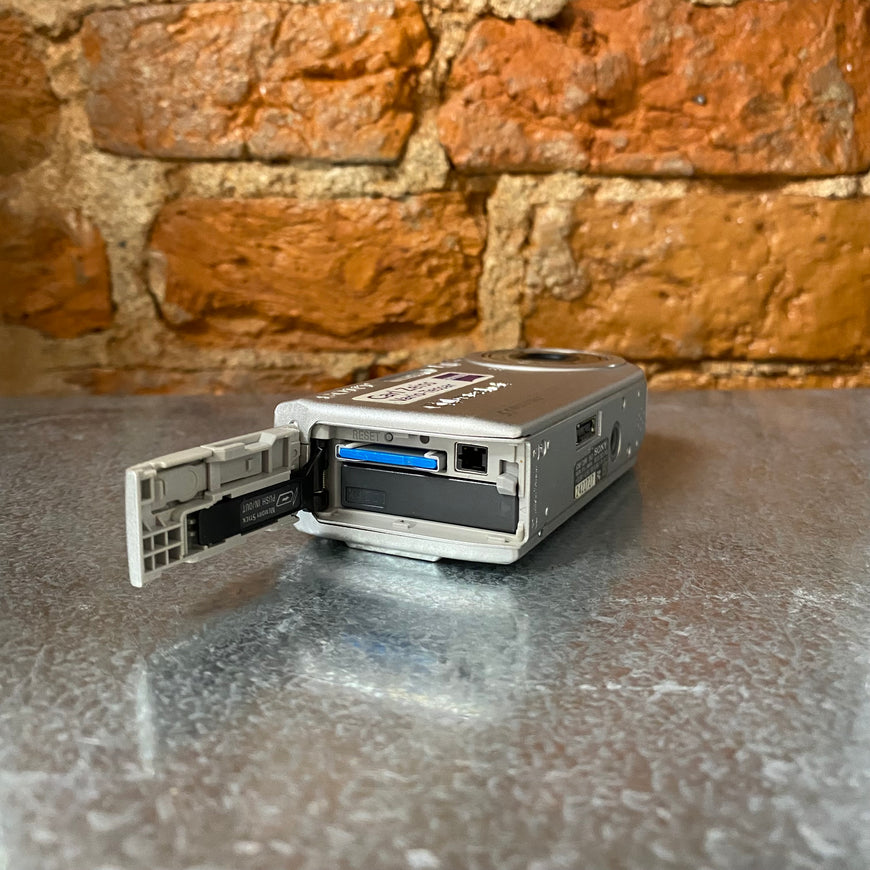 Sony Cyber-Shot DSC-P100 цифровой фотоаппарат