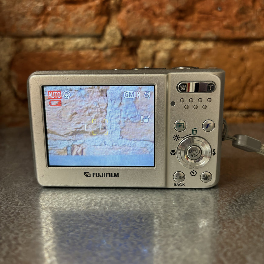 Fujifilm FinePix F20 серебряный цифровой фотоаппарат