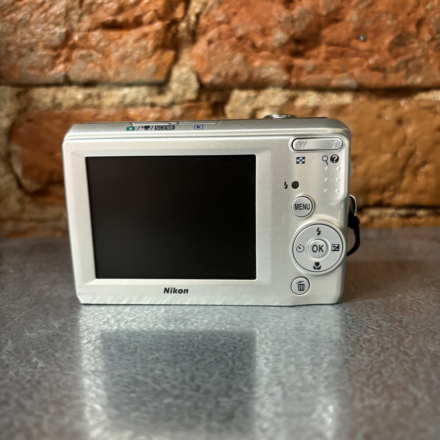 Nikon Coolpix L19 серебро цифровой фотоаппарат