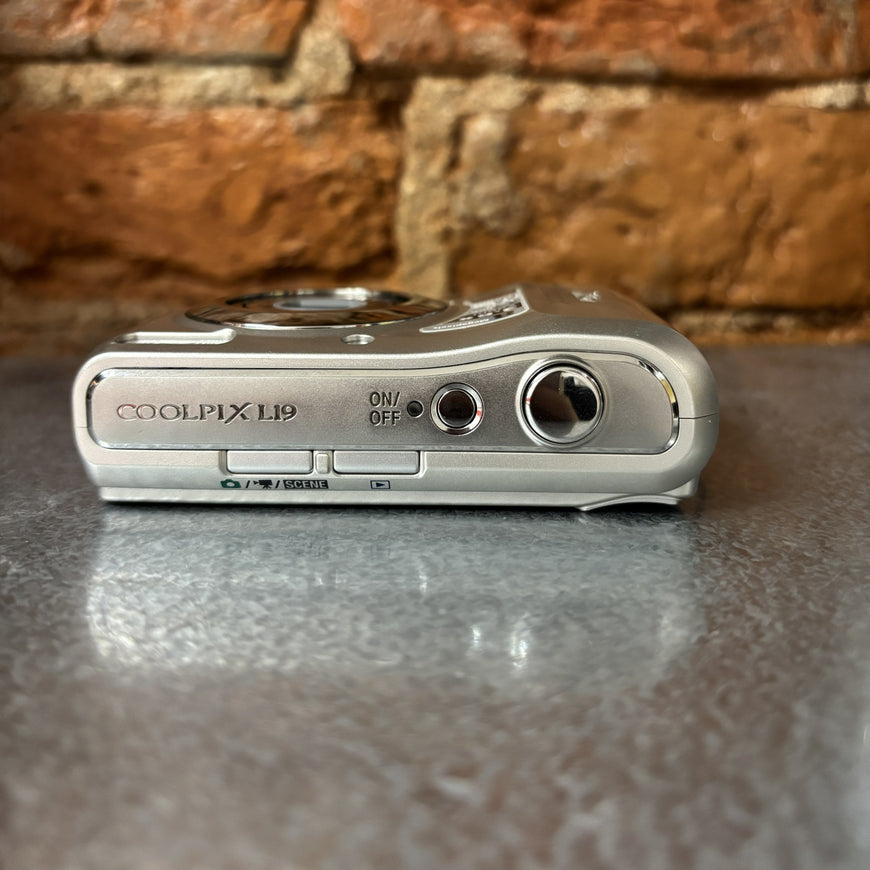 Nikon Coolpix L19 серебро цифровой фотоаппарат
