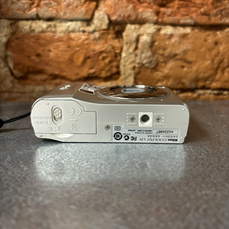 Nikon Coolpix L19 серебро цифровой фотоаппарат