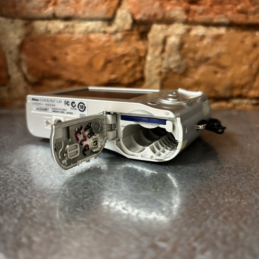 Nikon Coolpix L19 серебро цифровой фотоаппарат