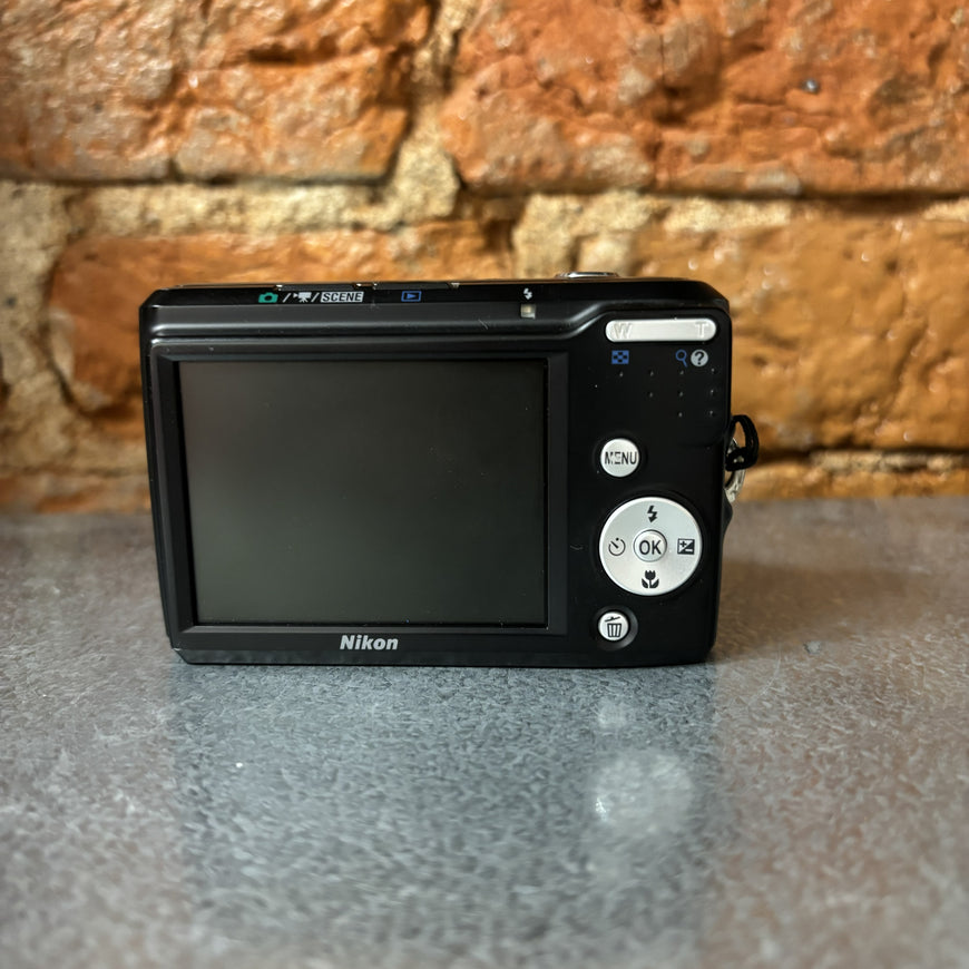 Nikon Coolpix L16 черный цифровой фотоаппарат