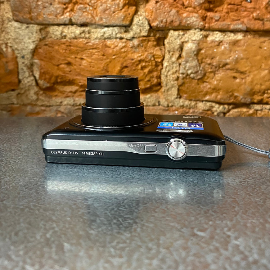 Olympus D-715 — цифровой фотоаппарат с оригинальной коробкой