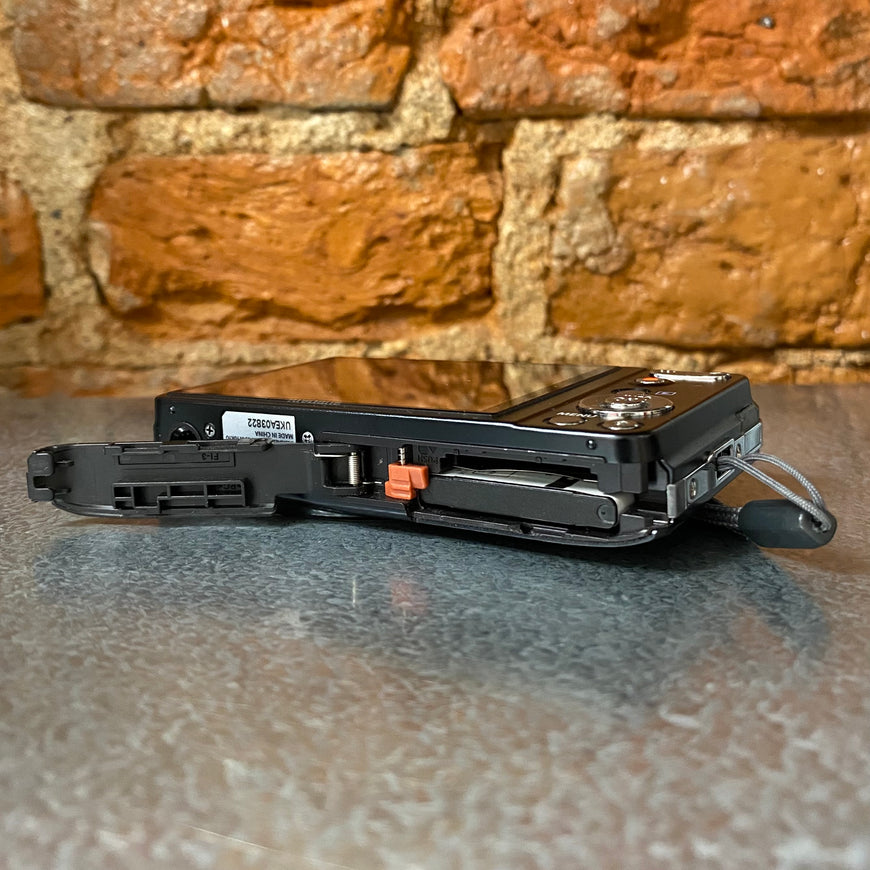Olympus D-715 — цифровой фотоаппарат с оригинальной коробкой