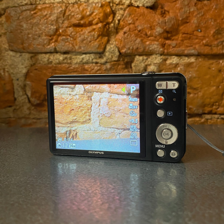 Olympus D-715 — цифровой фотоаппарат с оригинальной коробкой