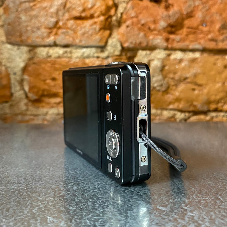 Olympus D-715 — цифровой фотоаппарат с оригинальной коробкой
