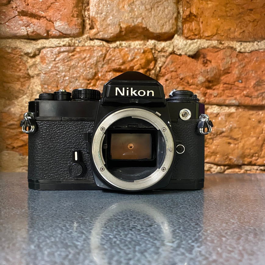 Nikon FE & Nikkor 28mm 2.8 зеркальный пленочный фотоаппарат