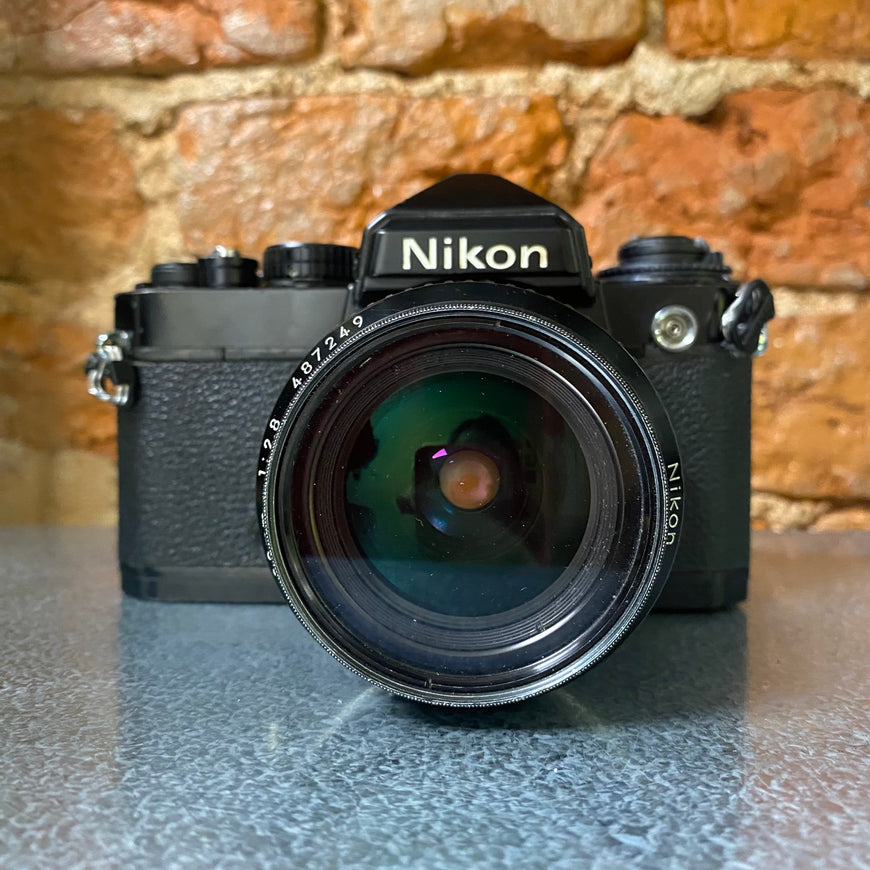 Nikon FE & Nikkor 28mm 2.8 зеркальный пленочный фотоаппарат