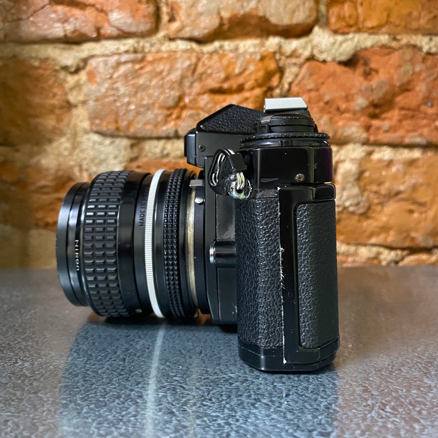 Nikon FE & Nikkor 28mm 2.8 зеркальный пленочный фотоаппарат