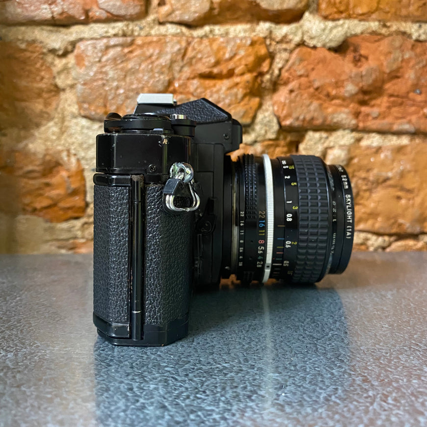 Nikon FE & Nikkor 28mm 2.8 зеркальный пленочный фотоаппарат