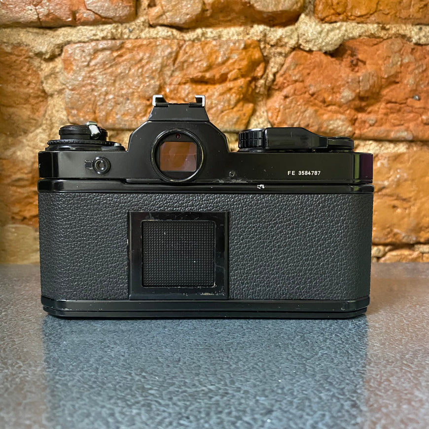 Nikon FE & Nikkor 28mm 2.8 зеркальный пленочный фотоаппарат