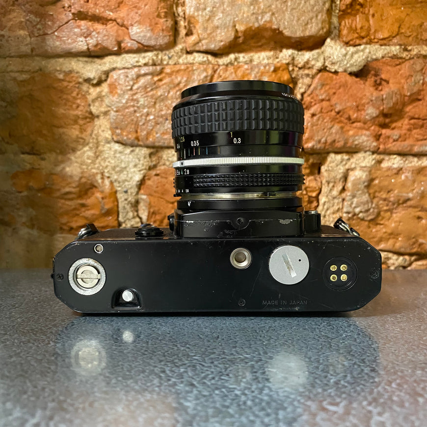 Nikon FE & Nikkor 28mm 2.8 зеркальный пленочный фотоаппарат