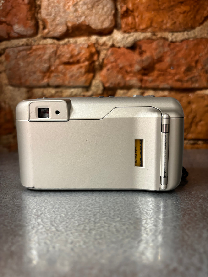 Minolta 110 Zoom — плёночный фотоаппарат с зумом