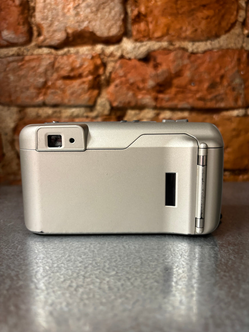 Minolta 110 Zoom — плёночный фотоаппарат с зумом