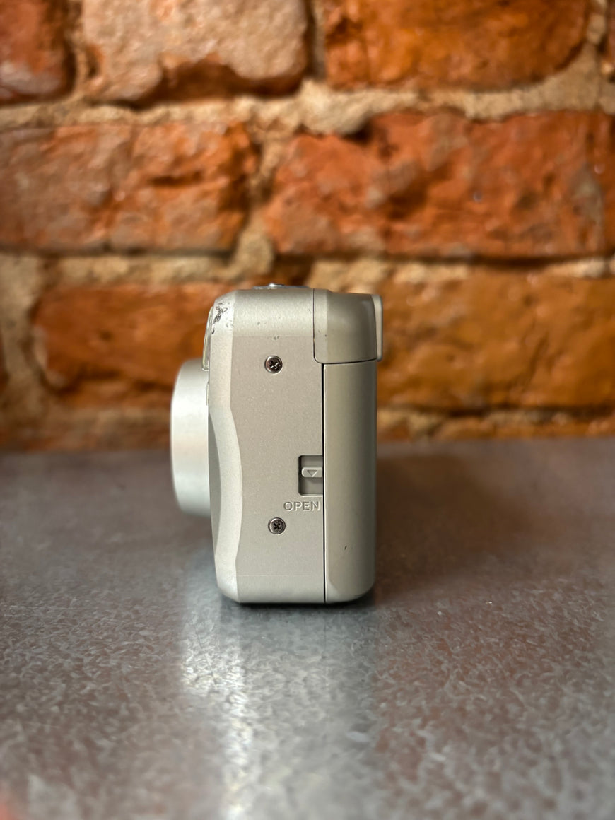 Minolta 110 Zoom — плёночный фотоаппарат с зумом