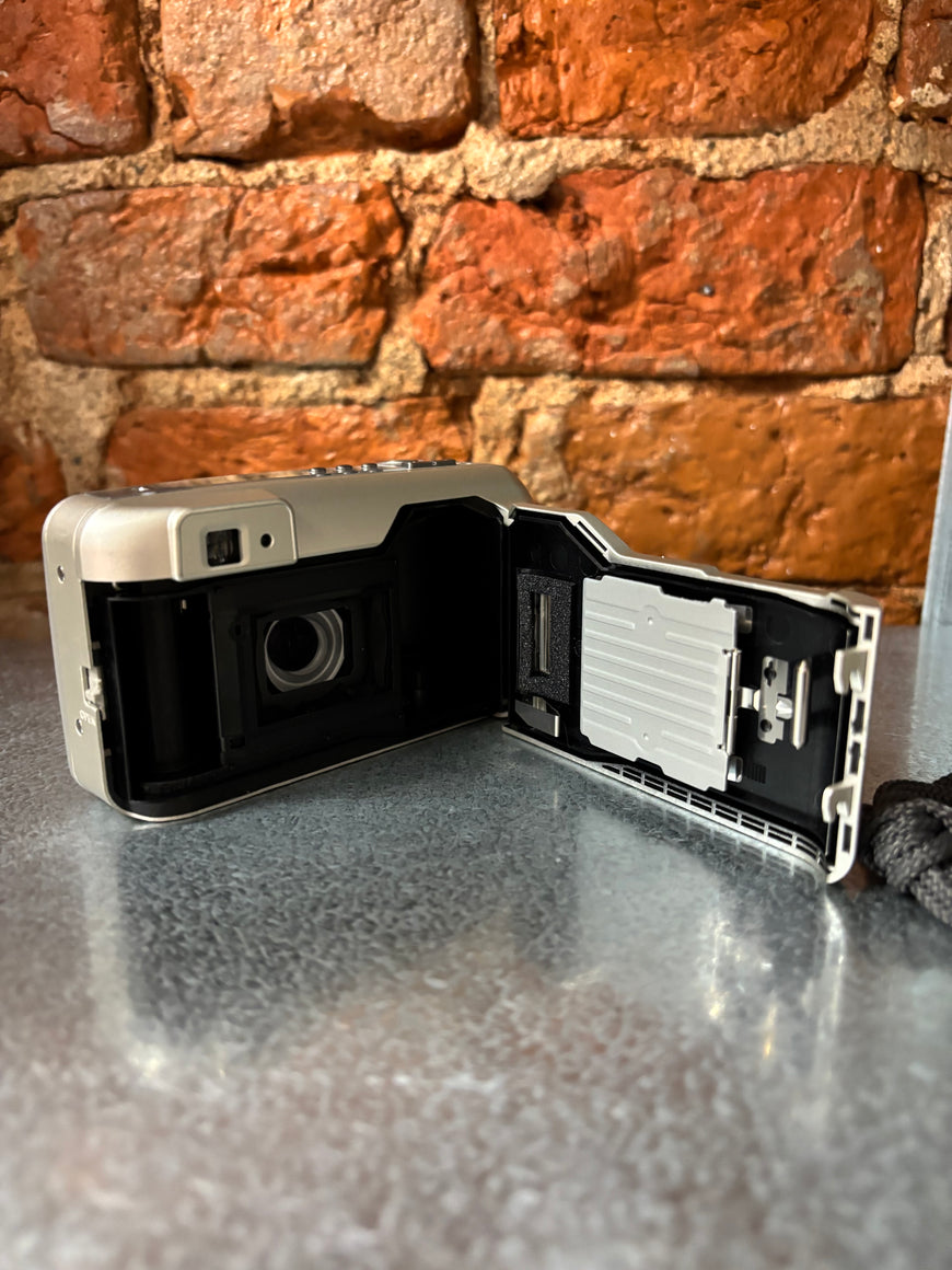 Minolta Zoom 130C Date — плёночный фотоаппарат с 3,4× зумом