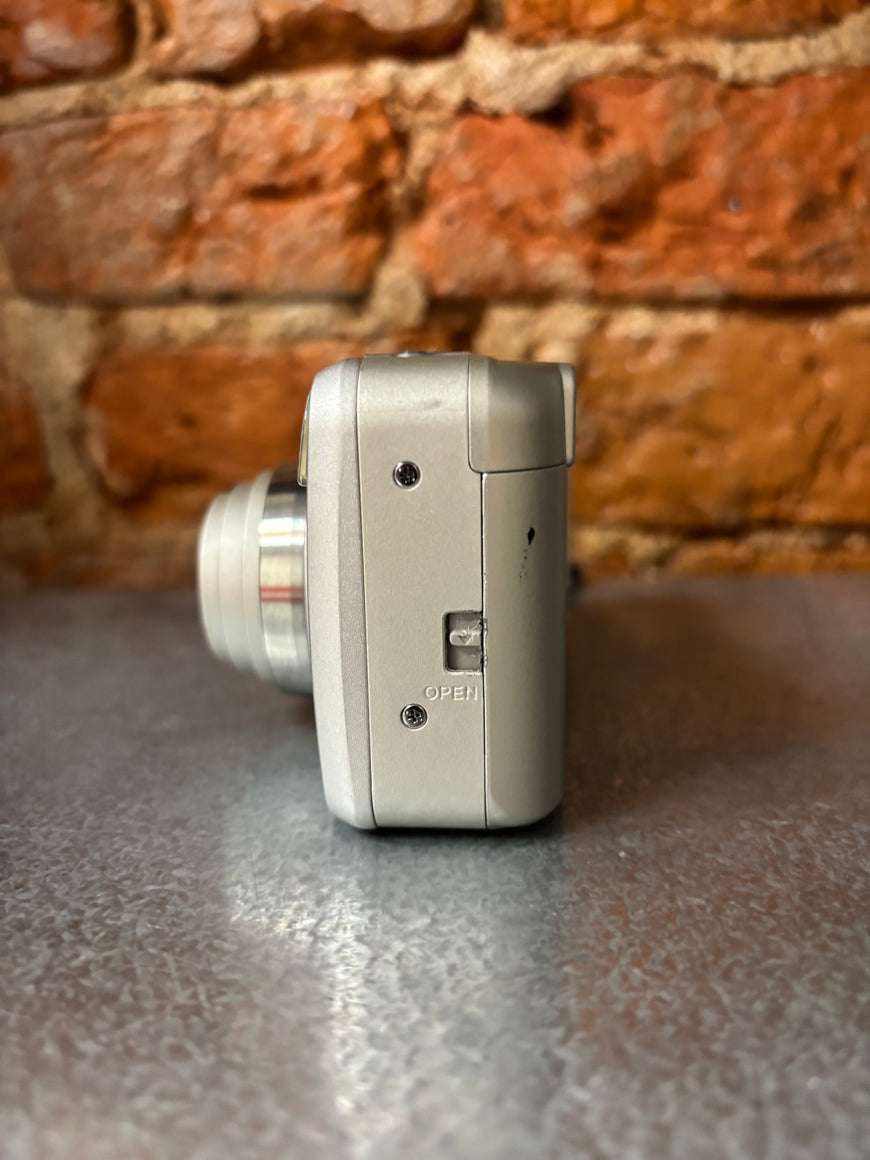 Minolta Zoom 130C Date — плёночный фотоаппарат с 3,4× зумом