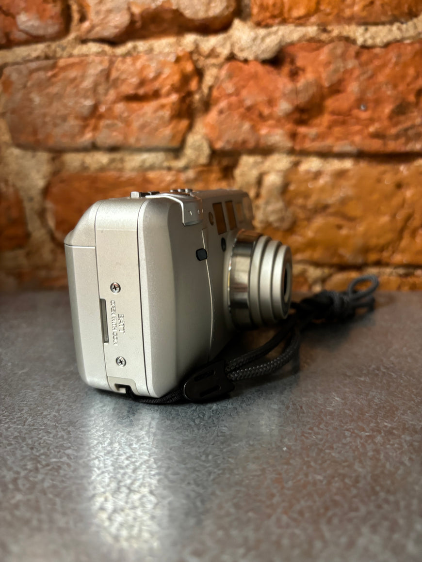 Minolta Zoom 130C Date — плёночный фотоаппарат с 3,4× зумом
