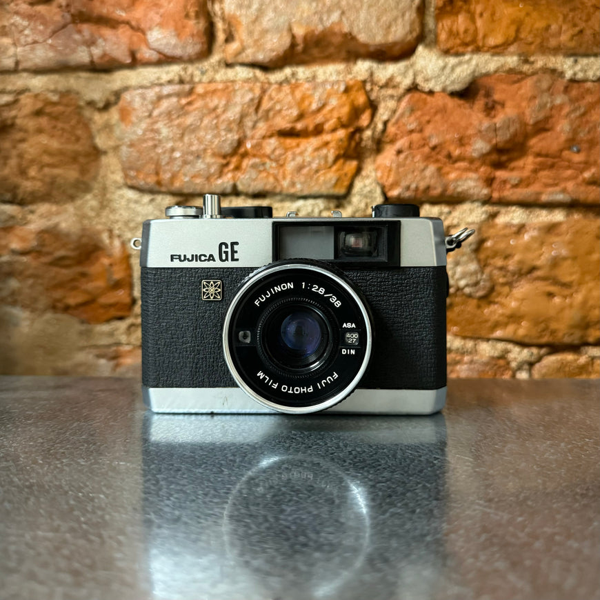 Fujica GE 2.8 пленочный фотоаппарат