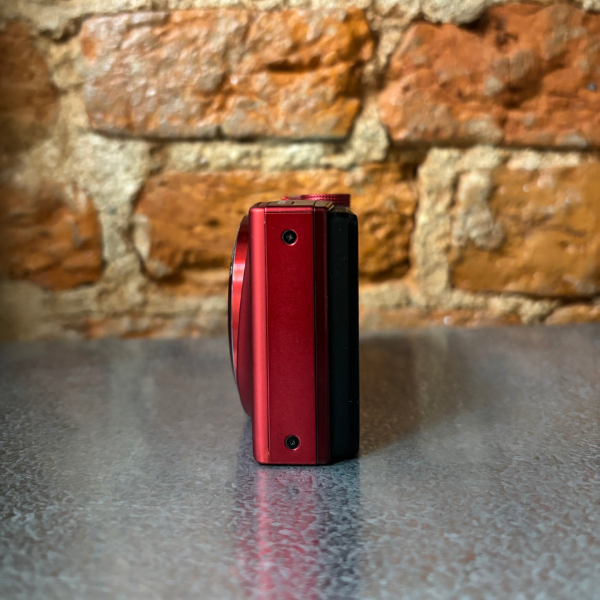 Nikon Coolpix S8200 красный цифровой фотоаппарат