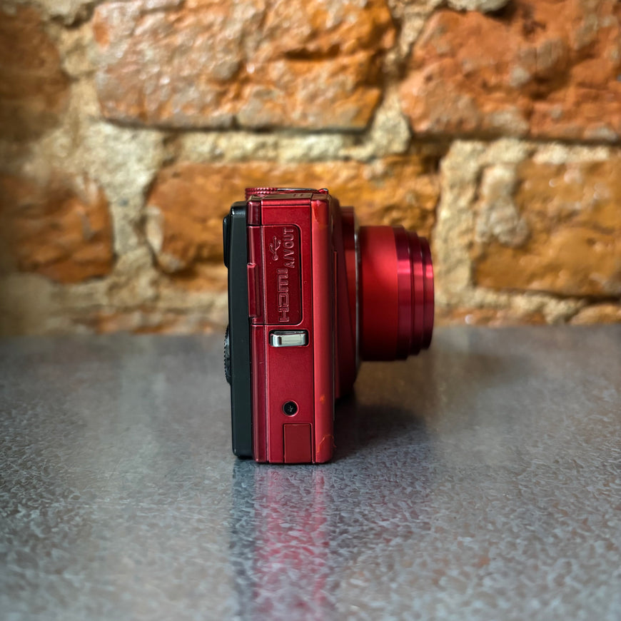 Nikon Coolpix S8200 красный цифровой фотоаппарат