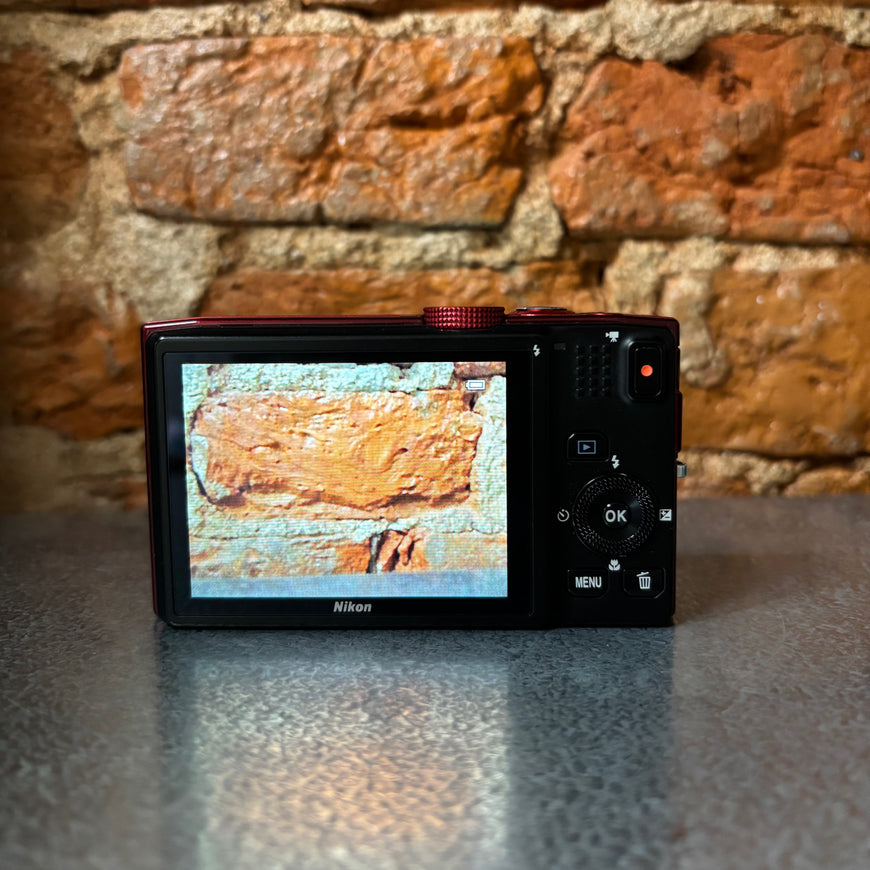 Nikon Coolpix S8200 красный цифровой фотоаппарат