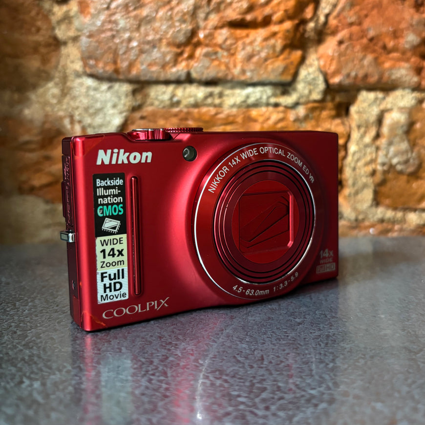 Nikon Coolpix S8200 красный цифровой фотоаппарат