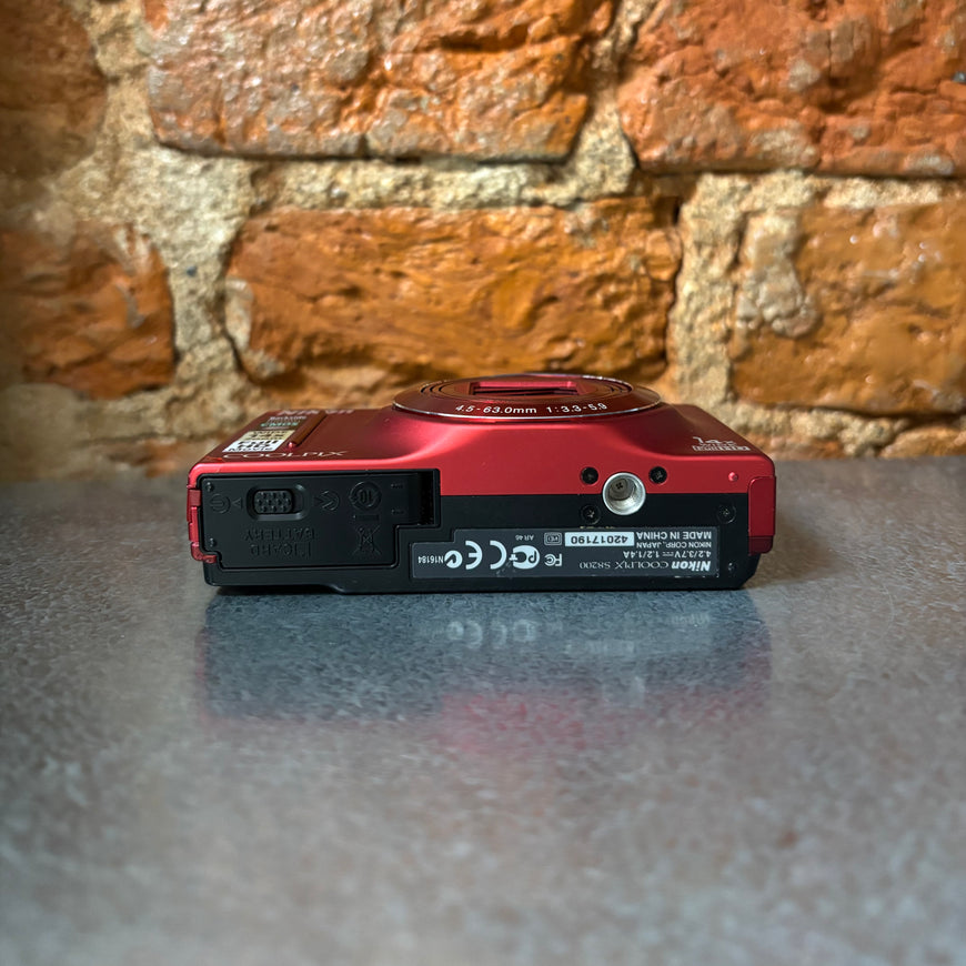 Nikon Coolpix S8200 красный цифровой фотоаппарат