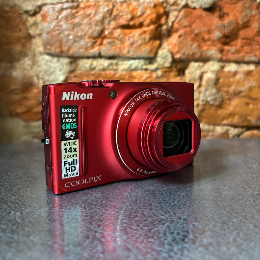 Nikon Coolpix S8200 красный цифровой фотоаппарат