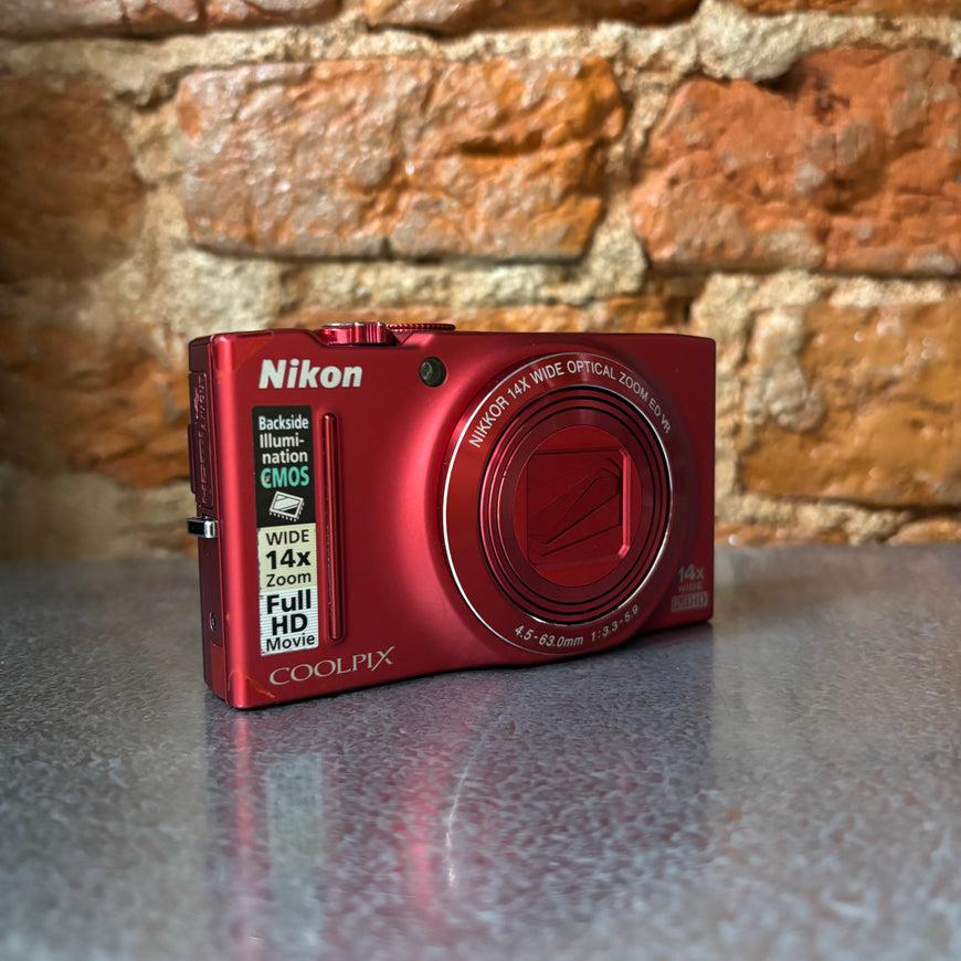 Nikon Coolpix S8200 красный цифровой фотоаппарат