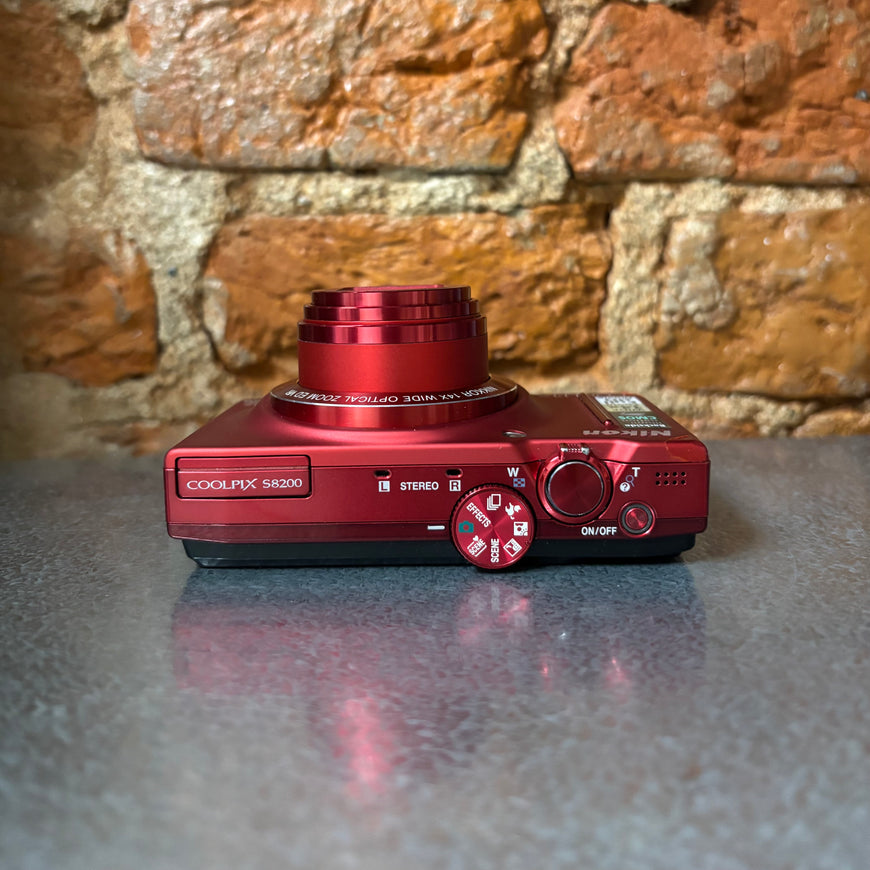Nikon Coolpix S8200 красный цифровой фотоаппарат