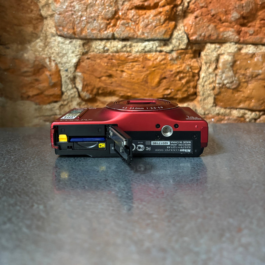 Nikon Coolpix S8200 красный цифровой фотоаппарат