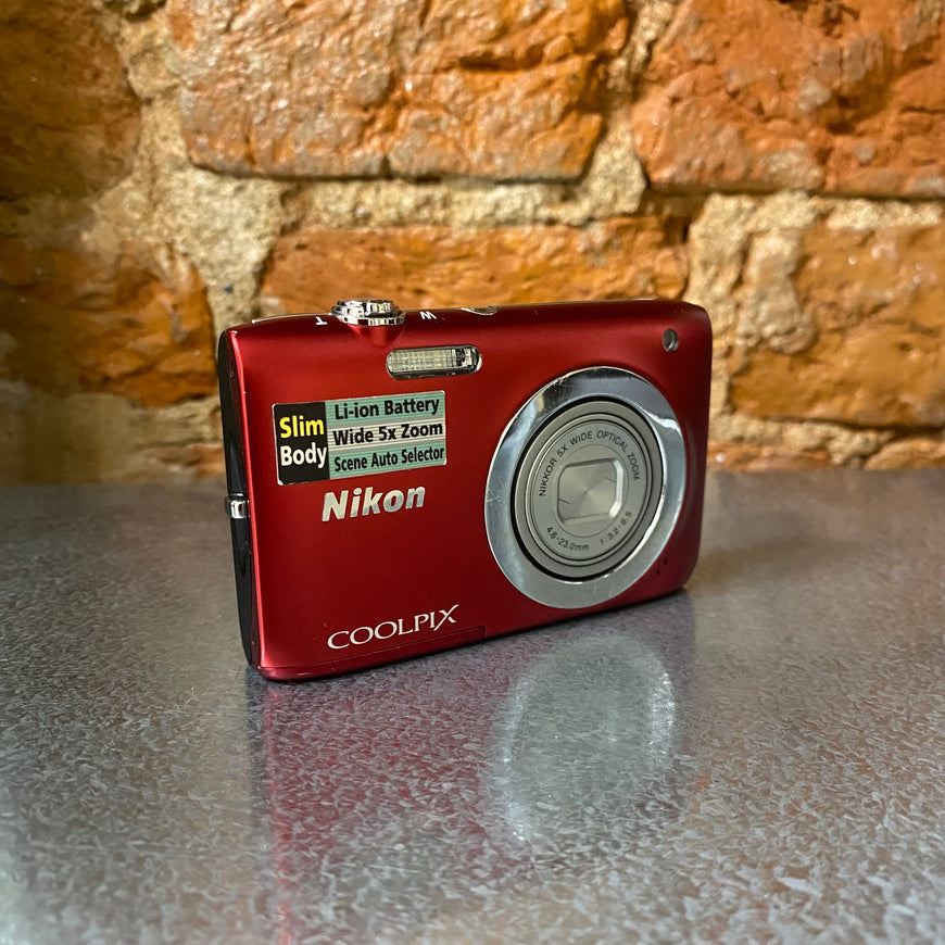 Nikon Coolpix S2600 красный цифровой фотоаппарат
