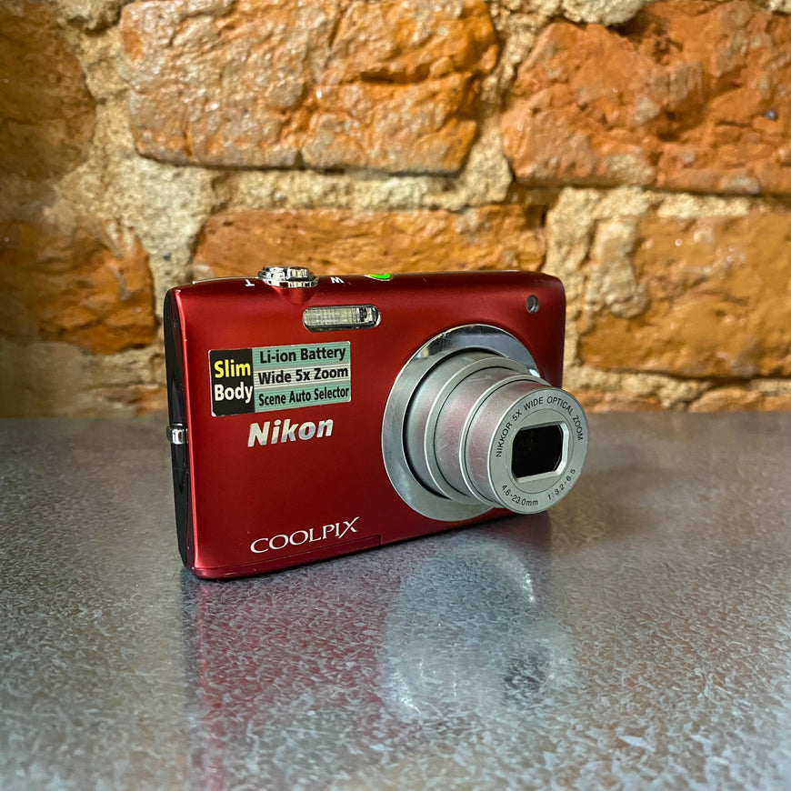Nikon Coolpix S2600 красный цифровой фотоаппарат