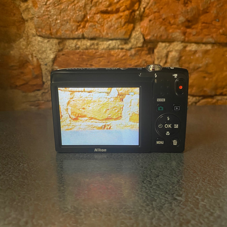 Nikon Coolpix S2600 красный цифровой фотоаппарат