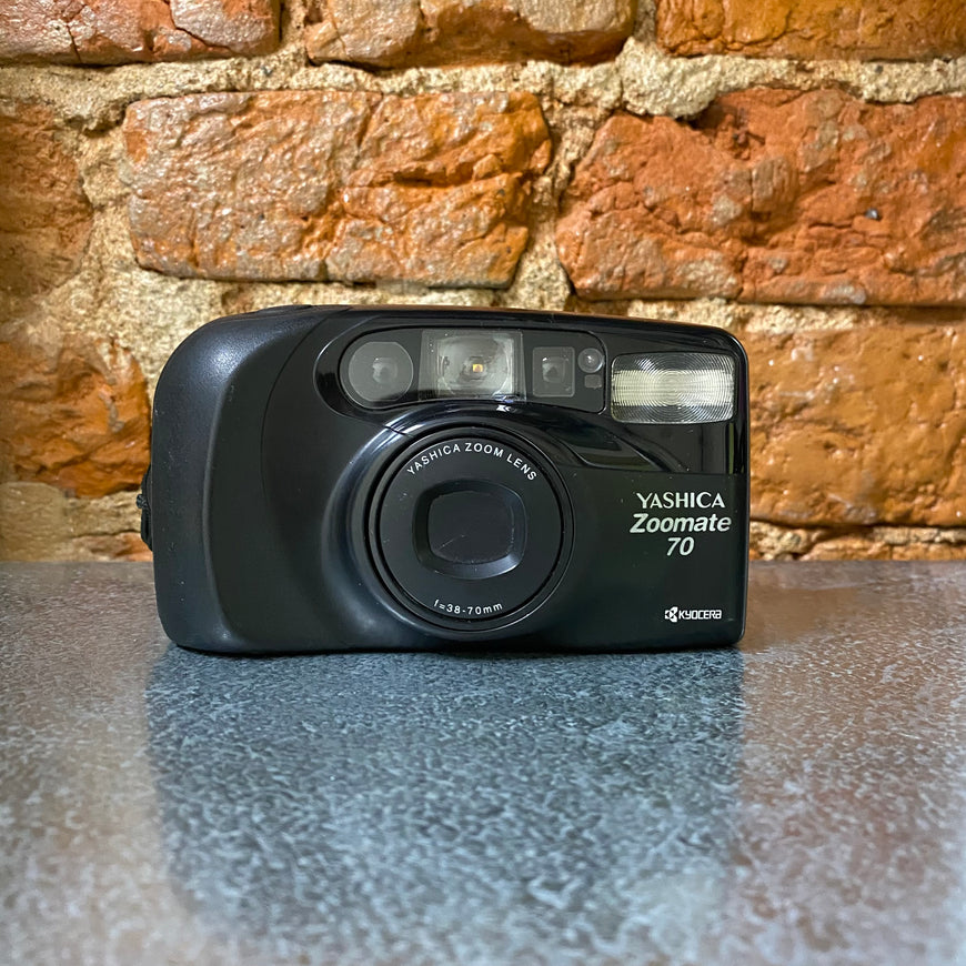 Yashica Zoomate 70 черный пленочный фотоаппарат