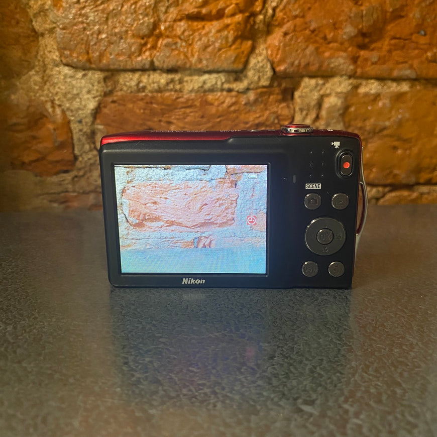 Nikon Coolpix S3200 красный цифровой фотоаппарат