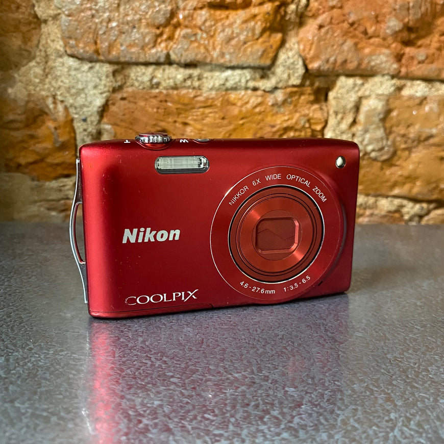 Nikon Coolpix S3200 красный цифровой фотоаппарат