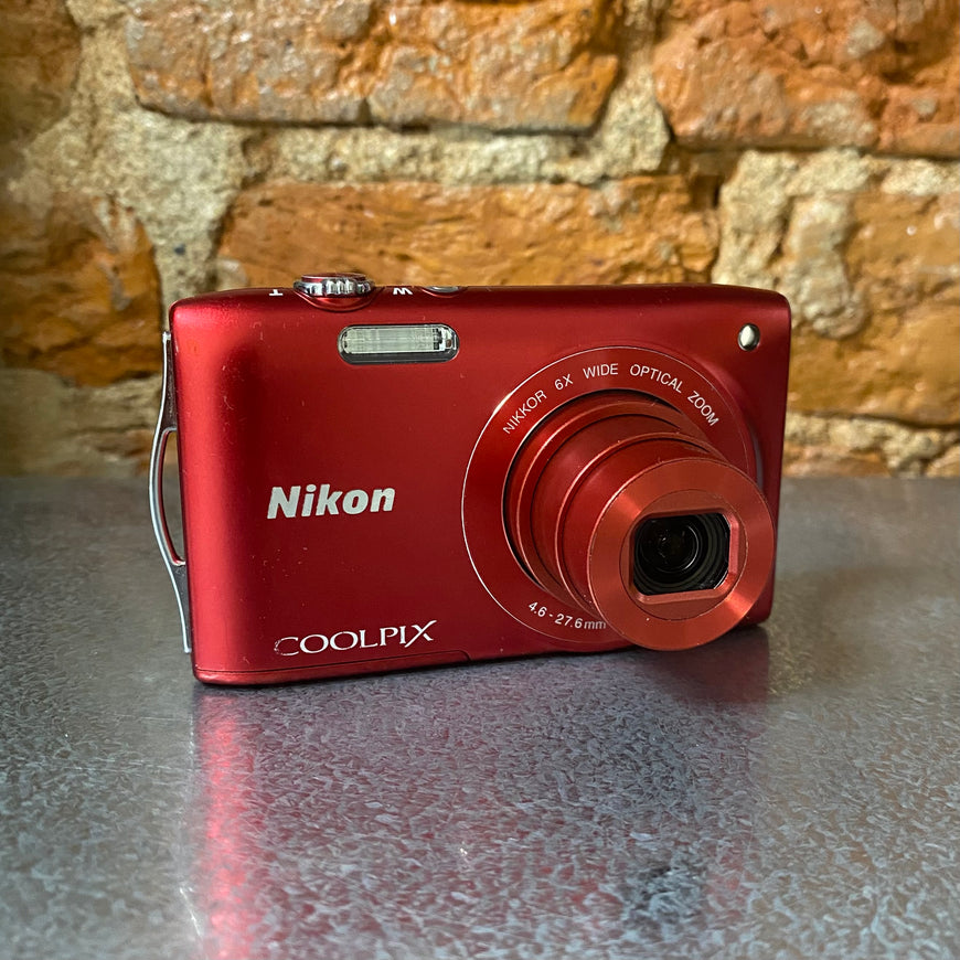 Nikon Coolpix S3200 красный цифровой фотоаппарат
