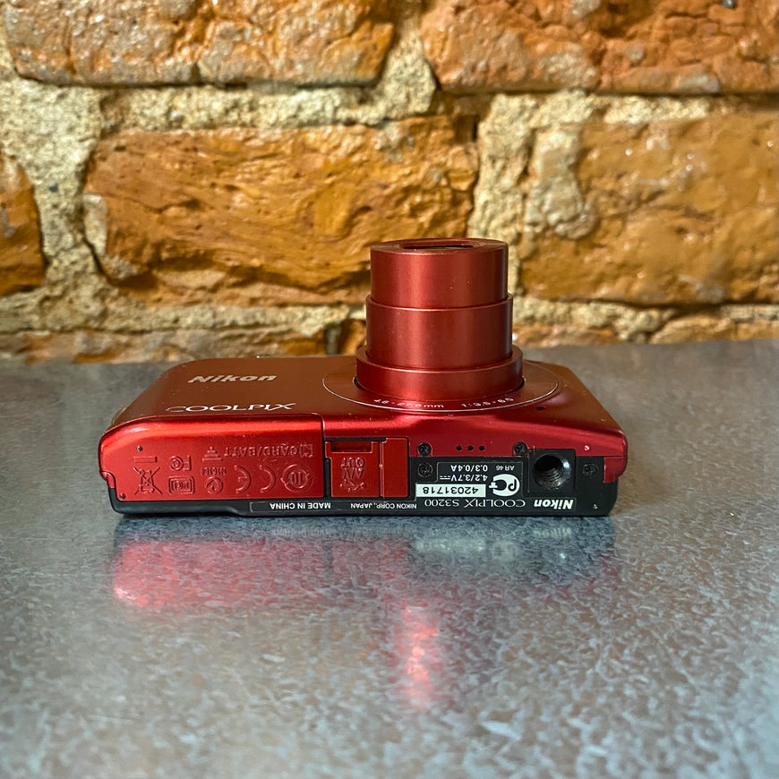 Nikon Coolpix S3200 красный цифровой фотоаппарат