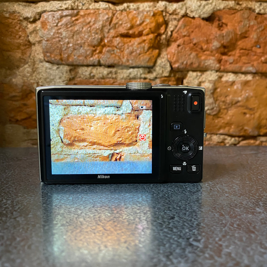 Nikon Coolpix S8200 белый цифровой фотоаппарат
